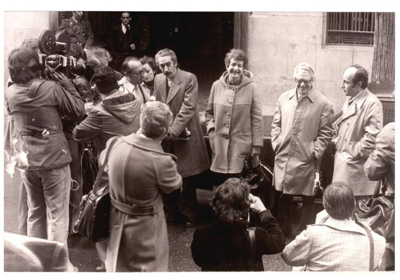 Armando López Salinas, Leonor Bornao y  José Sandoval,  tras la presentación de los estatutos del PCE, ante el Gobierno Civil de Madrid. Marzo, 1977.